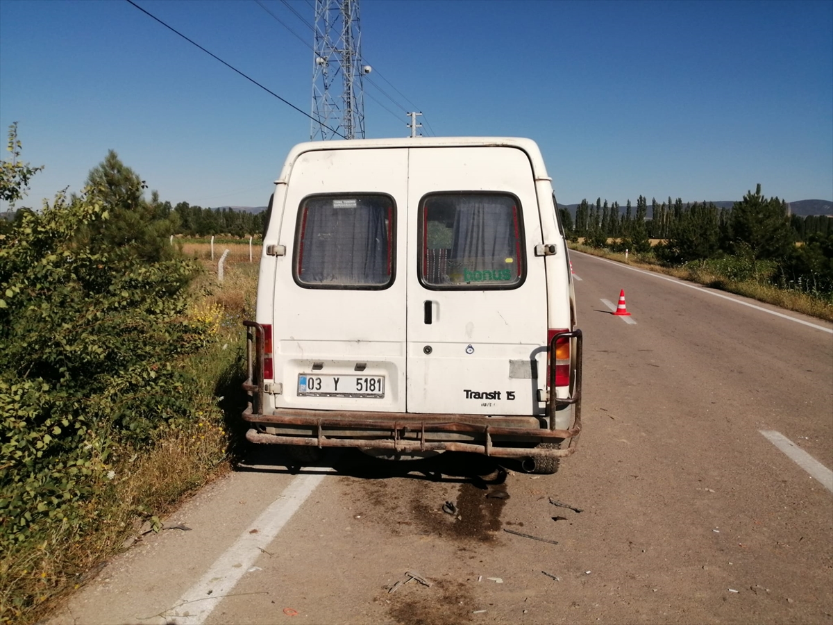 Afyonkarahisar'da minibüs ile tarım aracının çarpışması sonucu 5 kişi yaralandı