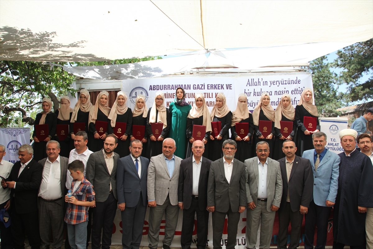 Ahlat'ta hafızlık eğitimini tamamlayan 83 öğrenci için tören düzenlendi