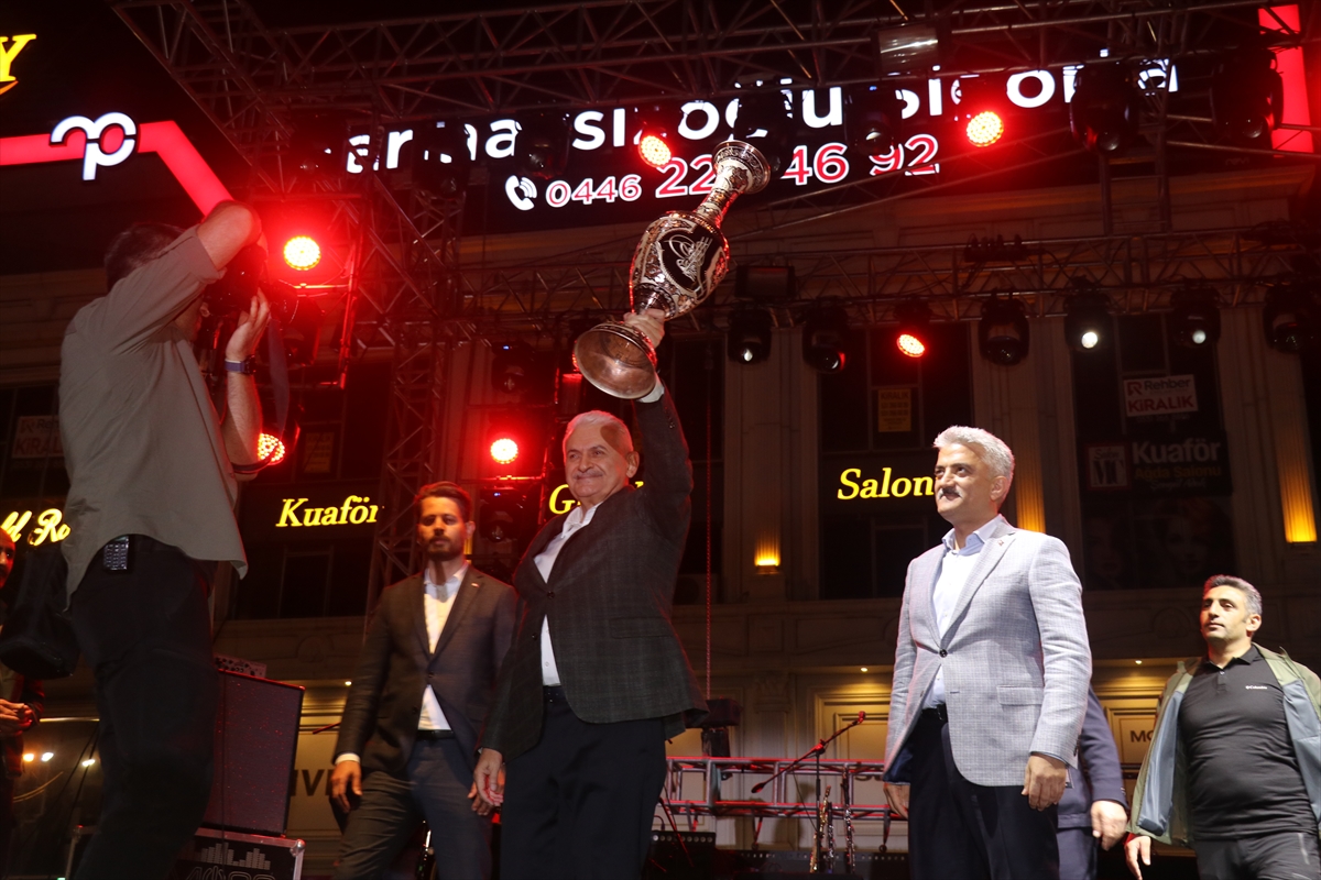 AK Parti Genel Başkanvekili Binali Yıldırım,  konserde seyirciyle türkü söyledi