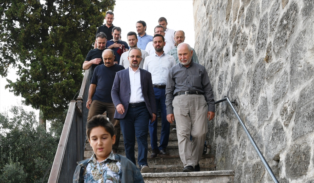 AK Parti Grup Başkanvekili Turan, bayram namazını Lapseki'de kıldı: