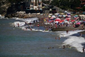 DÜZCE (AA) – Düzce'nin Akçakoca ilçesinde vatandaşlar, hafta sonu sıcaklıkların