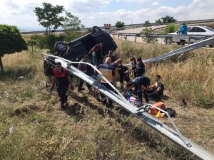 AMASYA (AA) – Amasya'nın Merzifon ilçesinde hafif ticari aracın devrilmesi