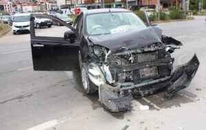 AMASYA (AA) – Amasya'nın Taşova ilçesinde iki otomobilin çarpışması sonucu