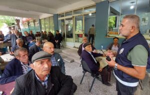 - Dolandırıcılıkla ilgili TV haberleri, vaaz veren imam ve polislerin