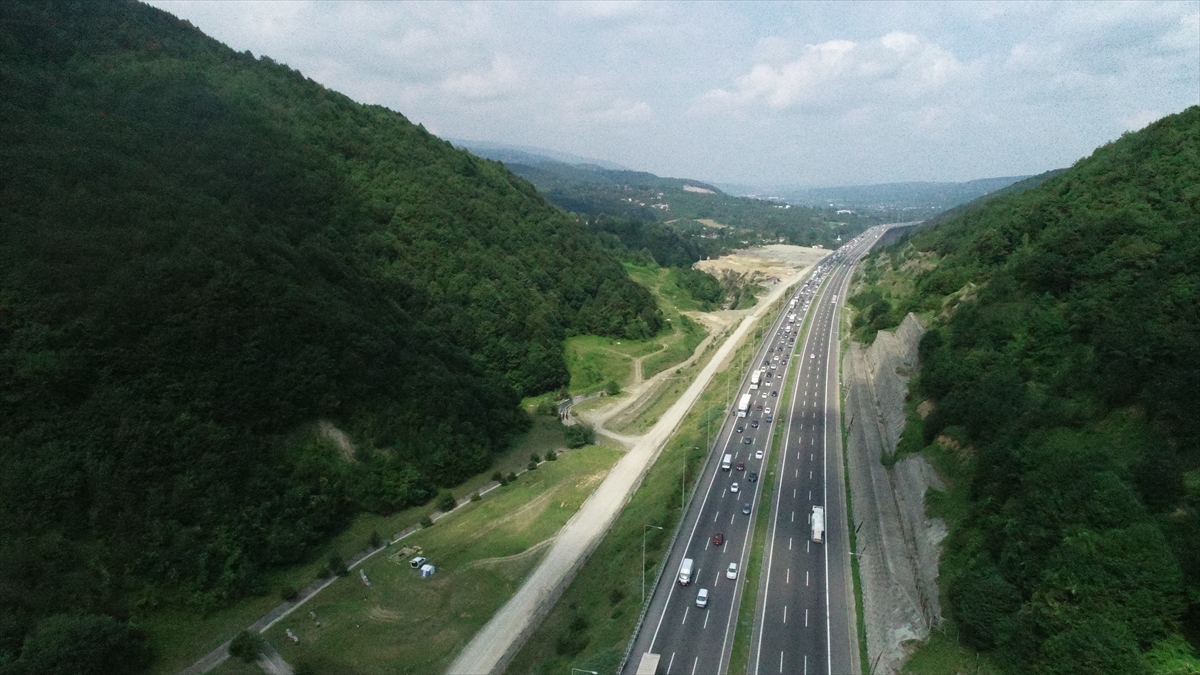 Anadolu Otoyolu'nun Düzce ve Bolu kesiminde bayram trafiği devam ediyor