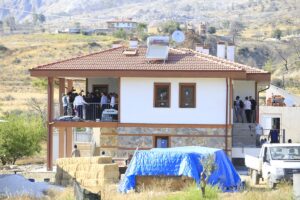 - "871 konutun inşaatına başladık. Bunlardan 671'i iki katlı diğerleri