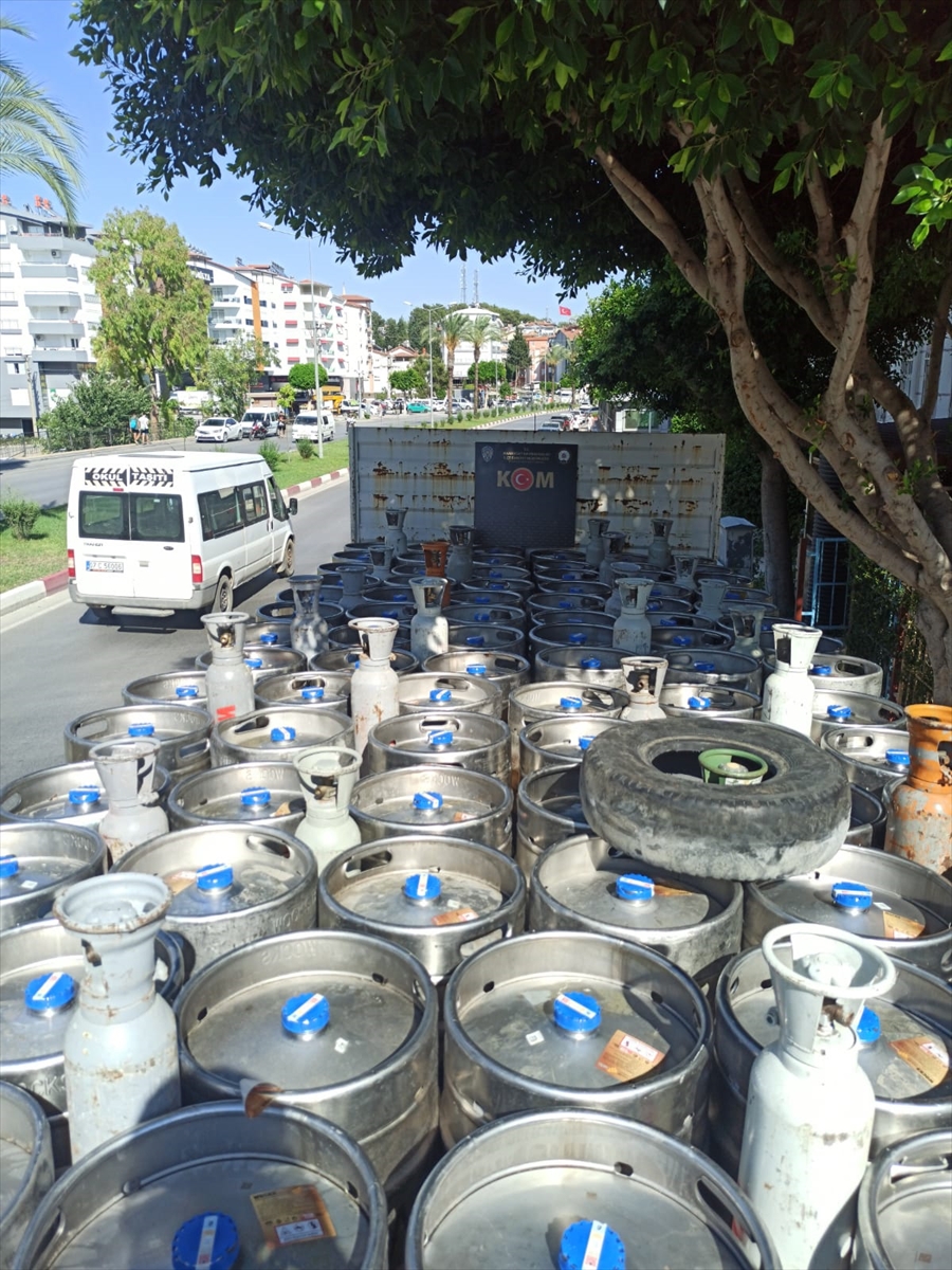 Antalya'da 10 bin litre sahte içki ele geçirildi