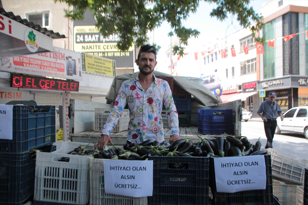 Antalya'da bir çiftçi serada yetiştirdiği 800 kilo patlıcanı ücretsiz dağıttı