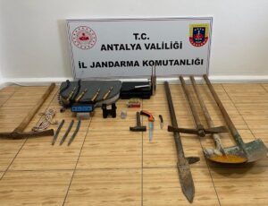 ANTALYA (AA) – Antalya'nın Demre ilçesinde kaçak kazı yaparken suçüstü