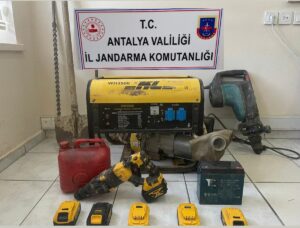 ANTALYA (AA) – Antalya'nın Kemer ilçesinde kaçak kazı yaparken suçüstü