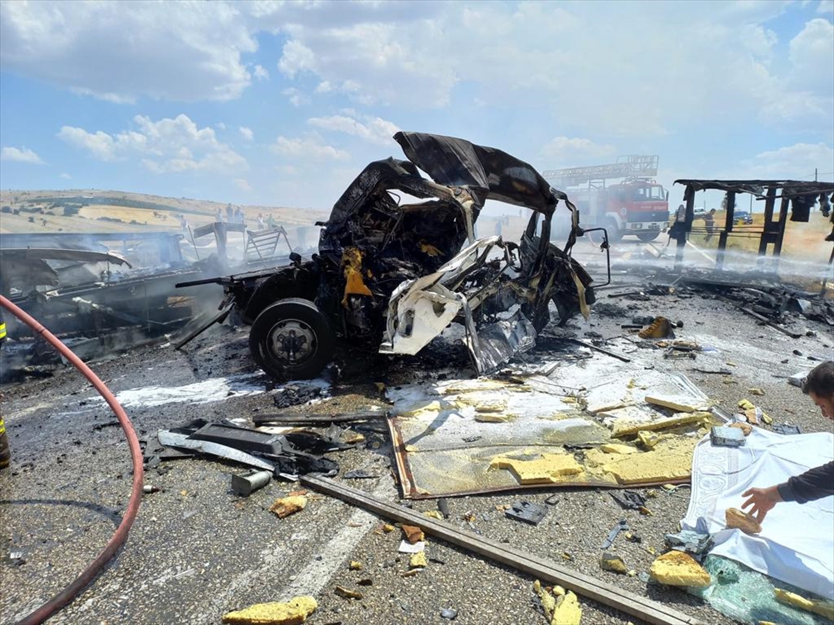 Antalya'da kamyonet ile tırın çarpıştığı kazada 3 kişi öldü, 1 kişi yaralandı