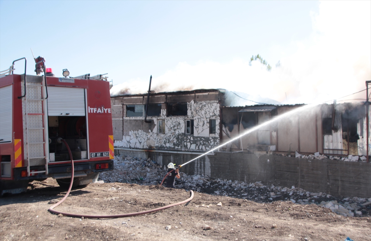 Antalya'da mermer fabrikasının deposunda çıkan yangın hasara neden oldu