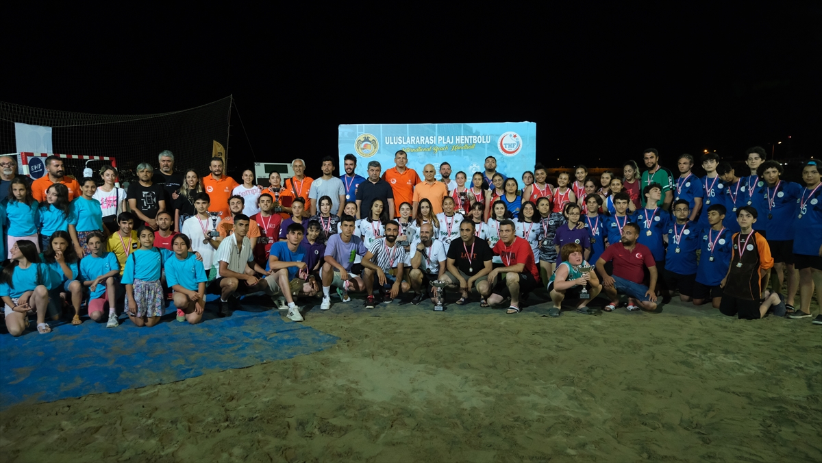 Antalya'da Uluslararası Plaj Hentbolu Turnuvası düzenlendi