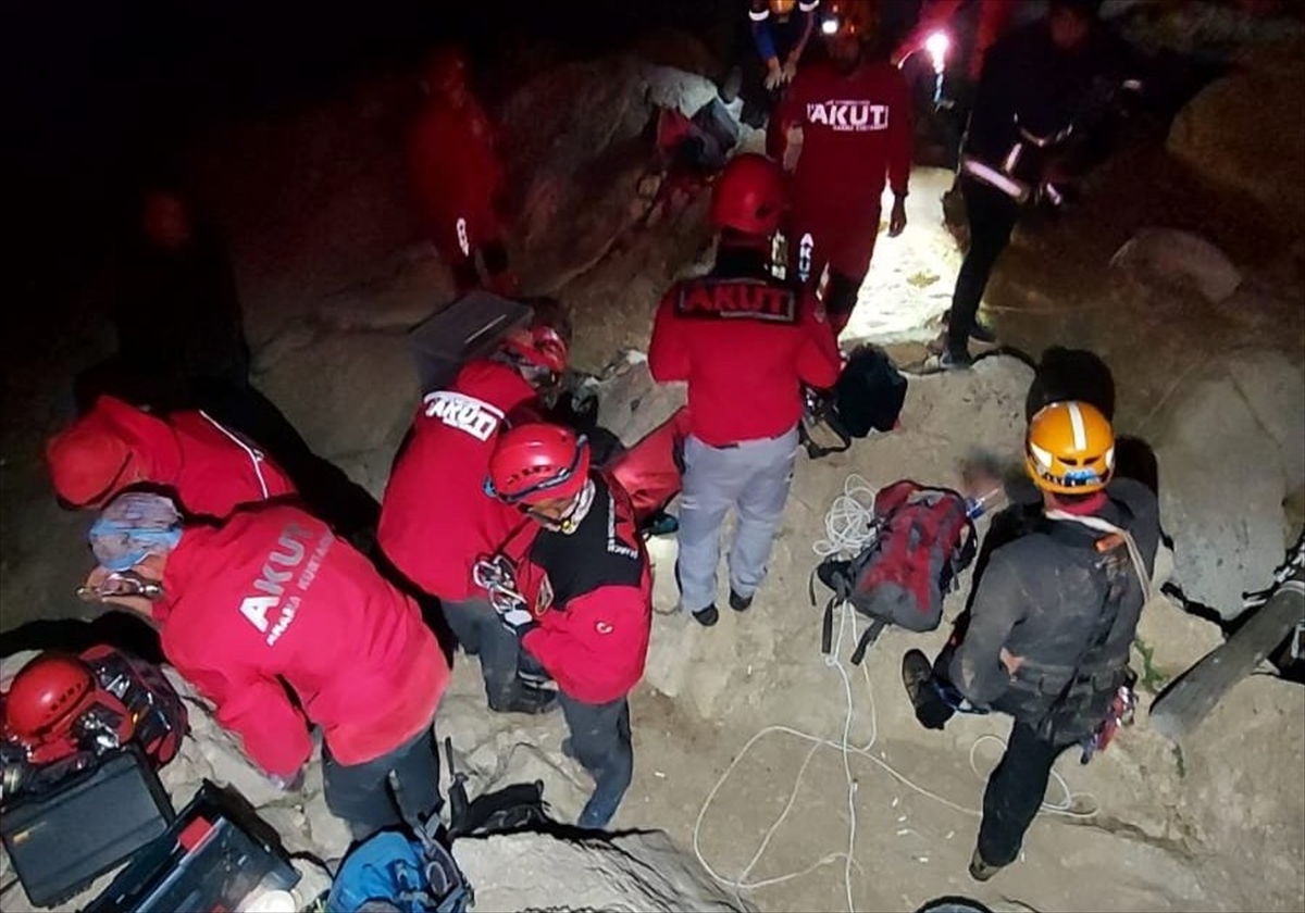 Antalya'da yayladaki kuyuya düşen kişi kurtarıldı