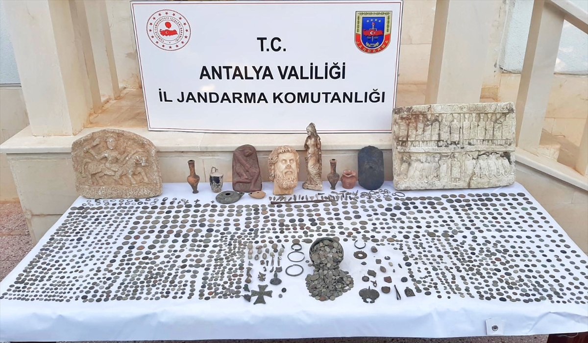 Antalya'daki tarihi eser operasyonunda 2 bin 712 eser ele geçirildi