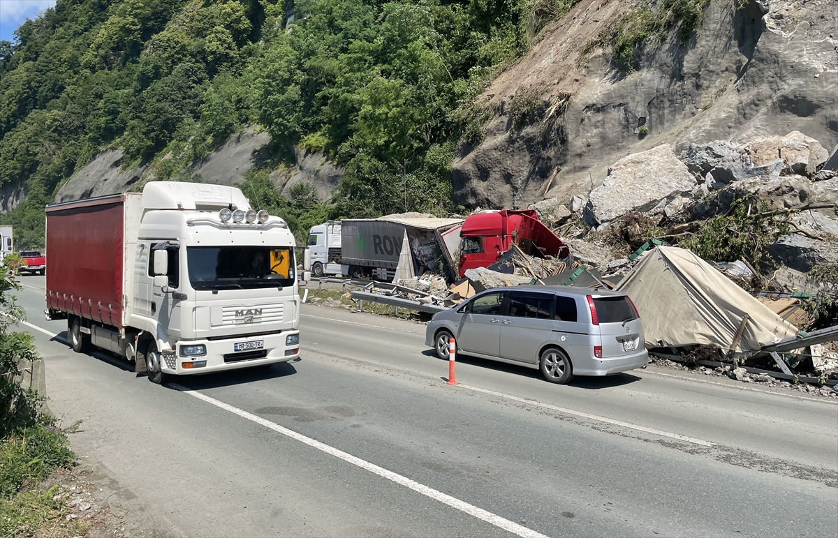 Artvin'deki heyelanda hayatını kaybeden sürücünün cenazesi Azerbaycan'a gönderildi