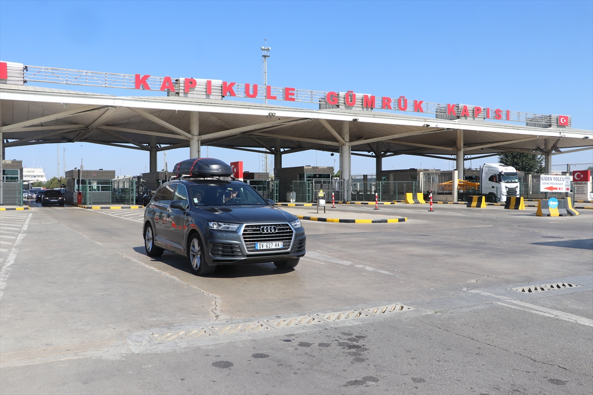 Avrupa'dan gelen gurbetçiler Kapıkule'den Türkiye'ye sevinçle giriyor