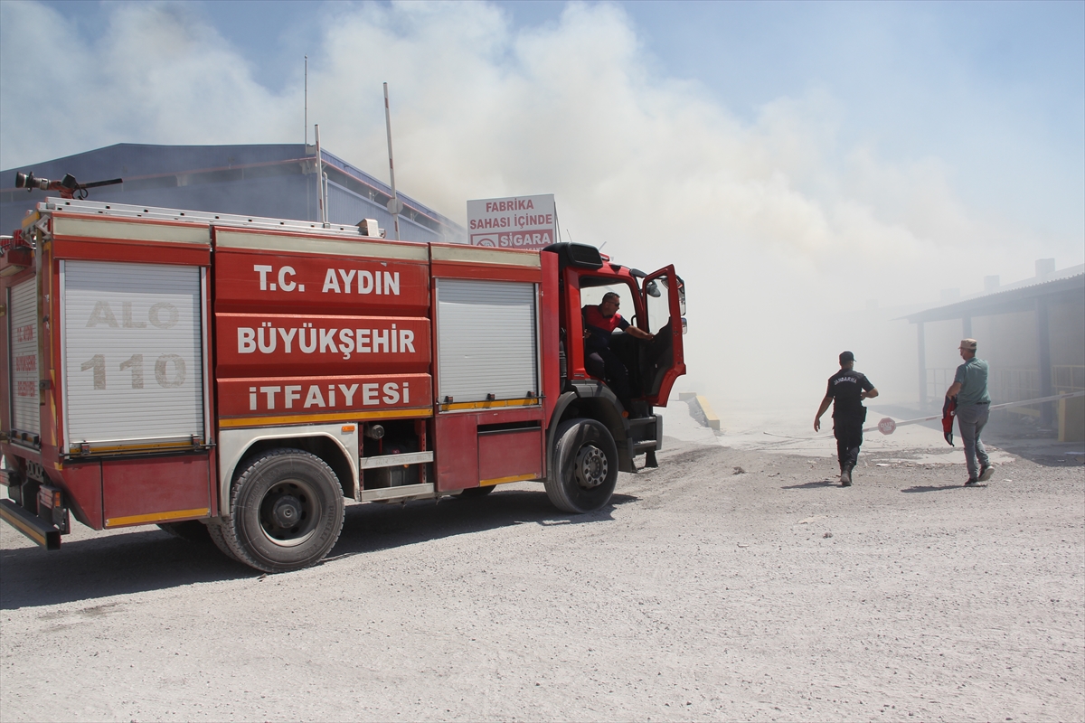 AYDIN (AA) – Aydın'ın Söke ilçesinde bir kağıt fabrikasında çıkan