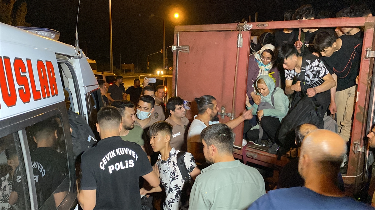 Aydın'da kamyonun kasasında 70 düzensiz göçmen yakalandı