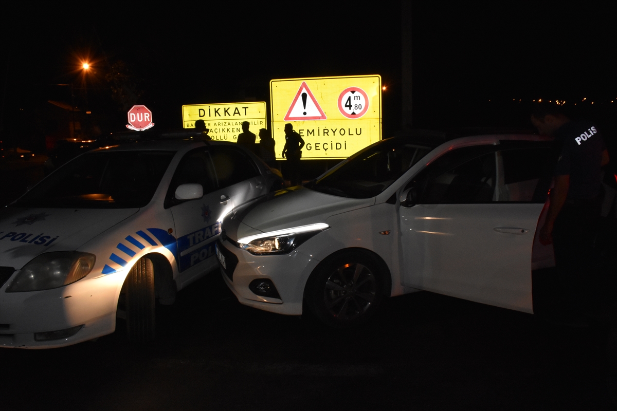 Aydın'da polisten kaçmaya çalışan alkollü sürücü, otomobili ekip araçlarına çarpınca yakalandı