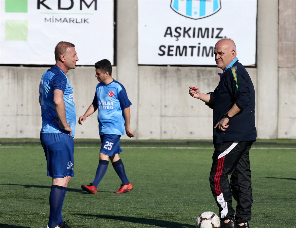 Bağcılar Belediyesi Yaz Spor Okulları'nın kapanışında şöhretler karması maçı yapıldı