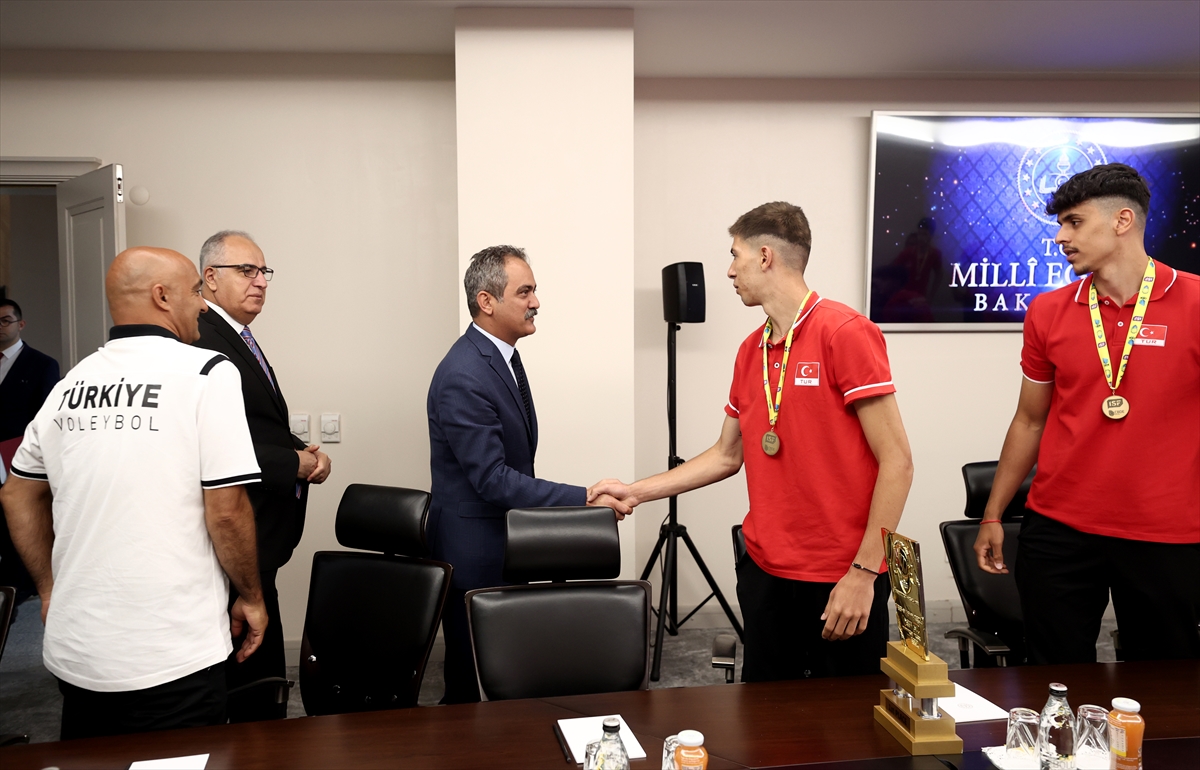 Bakan Özer, voleybolda dünya şampiyonu olan TVF Spor Lisesi Takımı'nı kutladı: