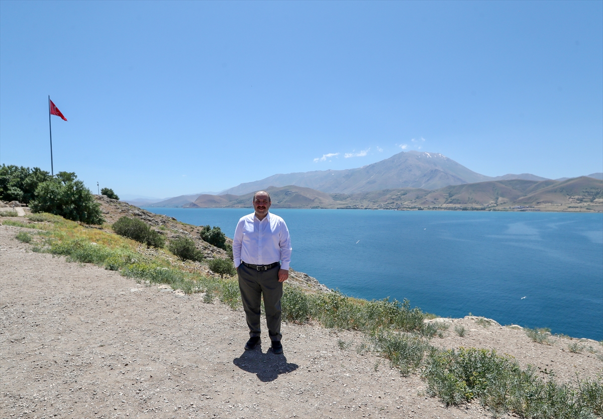 Bakan Varank, Van Gölü'ndeki Akdamar Adası'nı gezdi