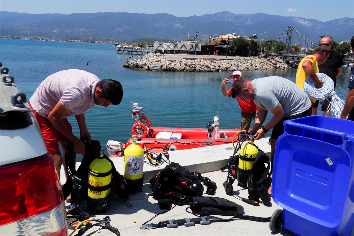 Balıkesir'de teknenin batması sonucu kaybolan 2 kişiyi arama çalışmaları sürüyor
