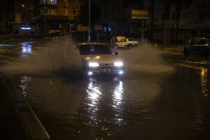 - Sağanak nedeniyle bazı sürücüler ile yayalar zor anlar yaşadı