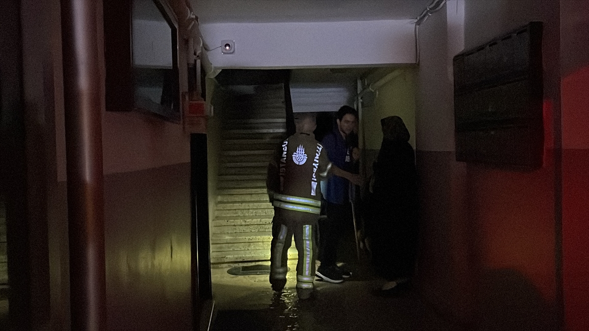 Beykoz'da yıldırım düşmesi sonucu bir binada çıkan yangın söndürüldü