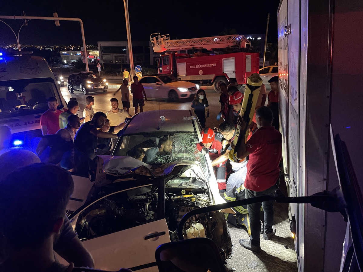 Bodrum'da kamyonetle otomobilin çarpıştığı kazada 4 kişi yaralandı