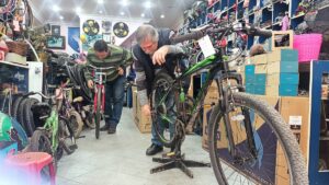 ZONGULDAK (AA) – Zonguldak'ta 30 yıldır bisiklet satışının yanında tamir