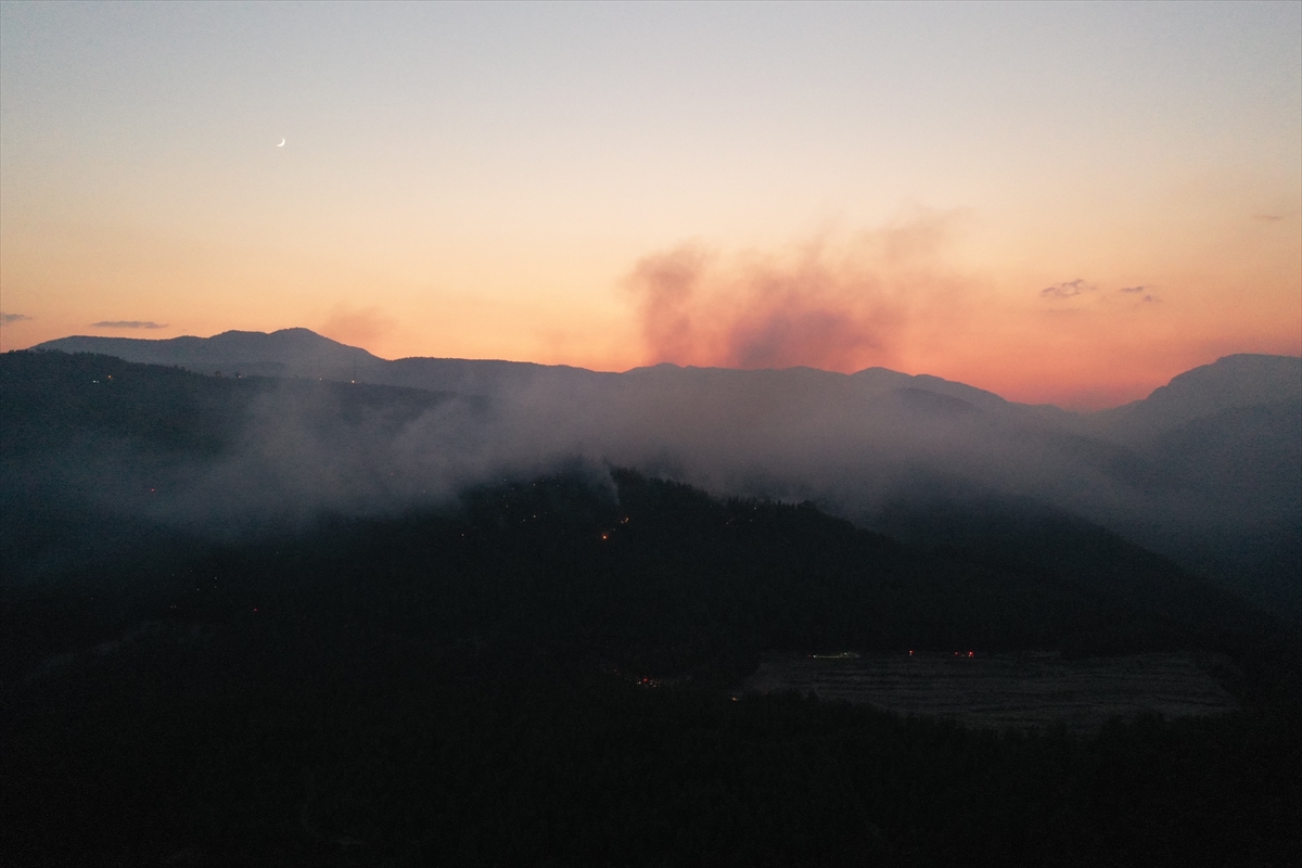 GÜNCELLEME – Burdur'da çıkan orman yangınına müdahale ediliyor