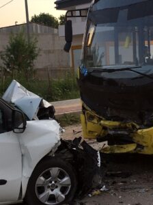 BURSA (AA) – Bursa'nın İnegöl ilçesinde halk otobüsü ile çarpışan