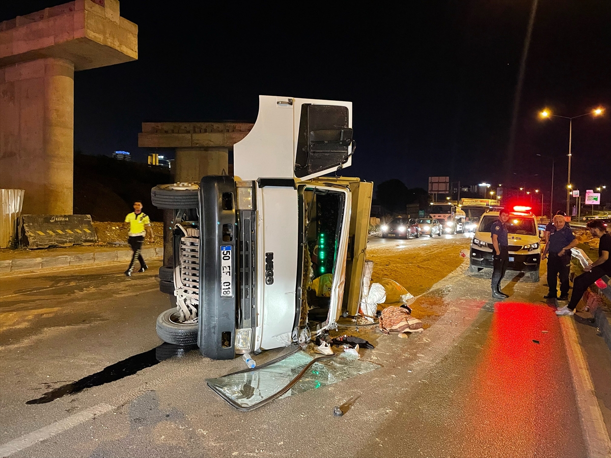 Bursa'da talaş yüklü kamyonetin devrildiği kazada 2 kişi yaralandı