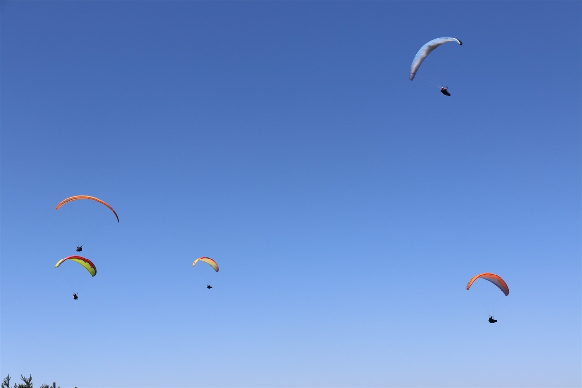 Çankırı'da düzenlenen yamaç paraşütü mesafe yarışması başladı