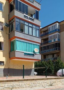 DENİZLİ (AA) – Denizli'nin Merkezefendi ilçesinde apartmanın 4. katındaki balkondan