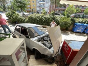 - Güvenlik kamerasının kaydettiği kazada 5 kişi yaralandı