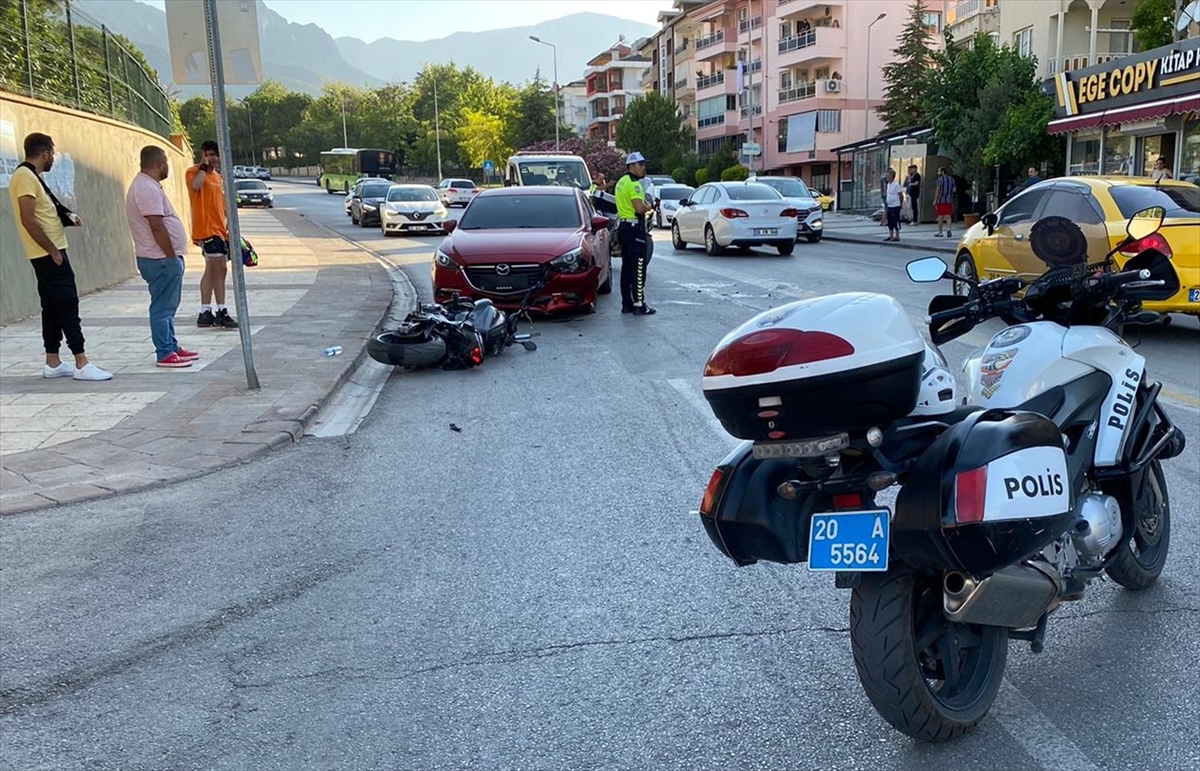 Denizli'de otomobille çarpışan motosikletteki 2 kişi yaralandı