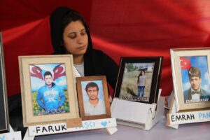 DİYARBAKIR (AA) – Dağa kaçırılan çocukları için HDP il binası