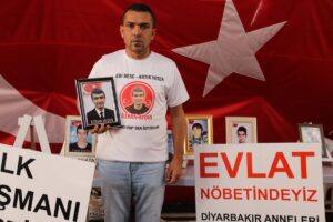 DİYARBAKIR (AA) – Dağa kaçırılan çocukları için HDP il binası