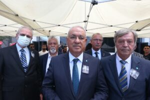 BURSA (AA) – Bursa'nın Osmangazi ilçesinde, aracıyla metro hattının duvarına