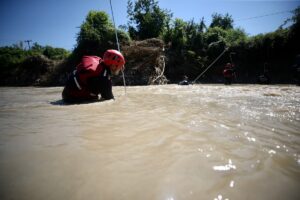 DÜZCE (AA) – Düzce'nin Kaynaşlı ilçesinde sele kapılan kepçe operatörünü