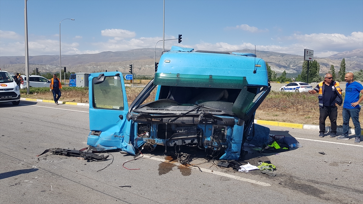 Erzincan'da çarpışan iki tırdan birinin kupası koptu, iki sürücü yaralandı