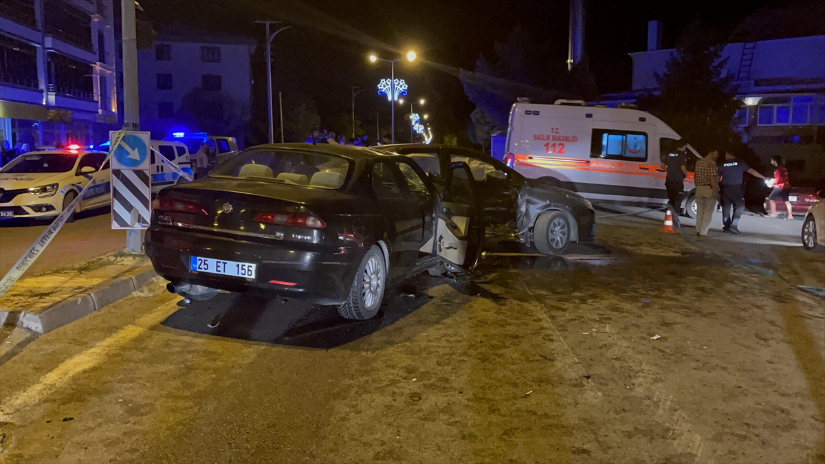 Erzincan'da iki otomobilin çarpıştığı kazada 6 kişi yaralandı