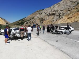 ERZİNCAN (AA) – Erzincan'da iki otomobilin karıştığı trafik kazasında ikisi