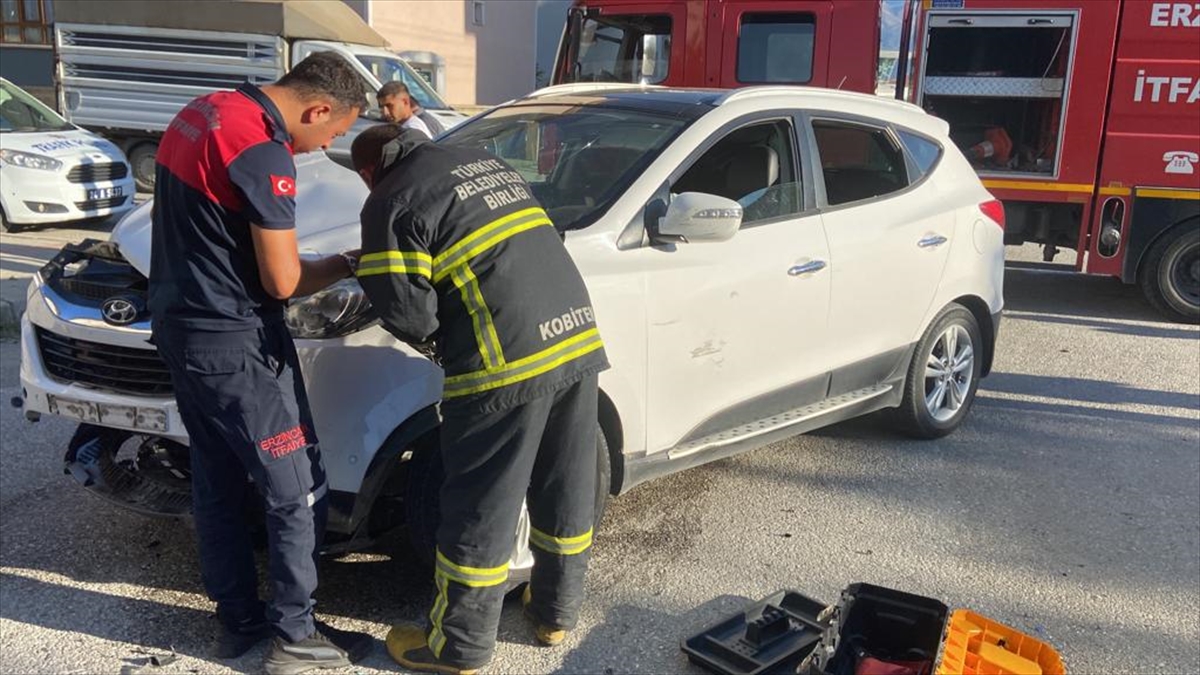 Erzincan'da kaza yapan aracın çarptığı bahçe duvarı çocuğun üzerine devrildi