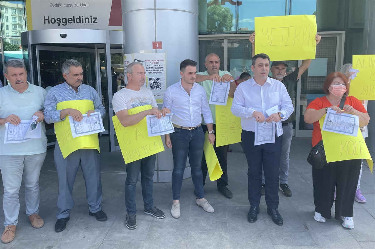 Esenyurt'ta AVM işletmesi, mülk sahiplerince protesto edildi