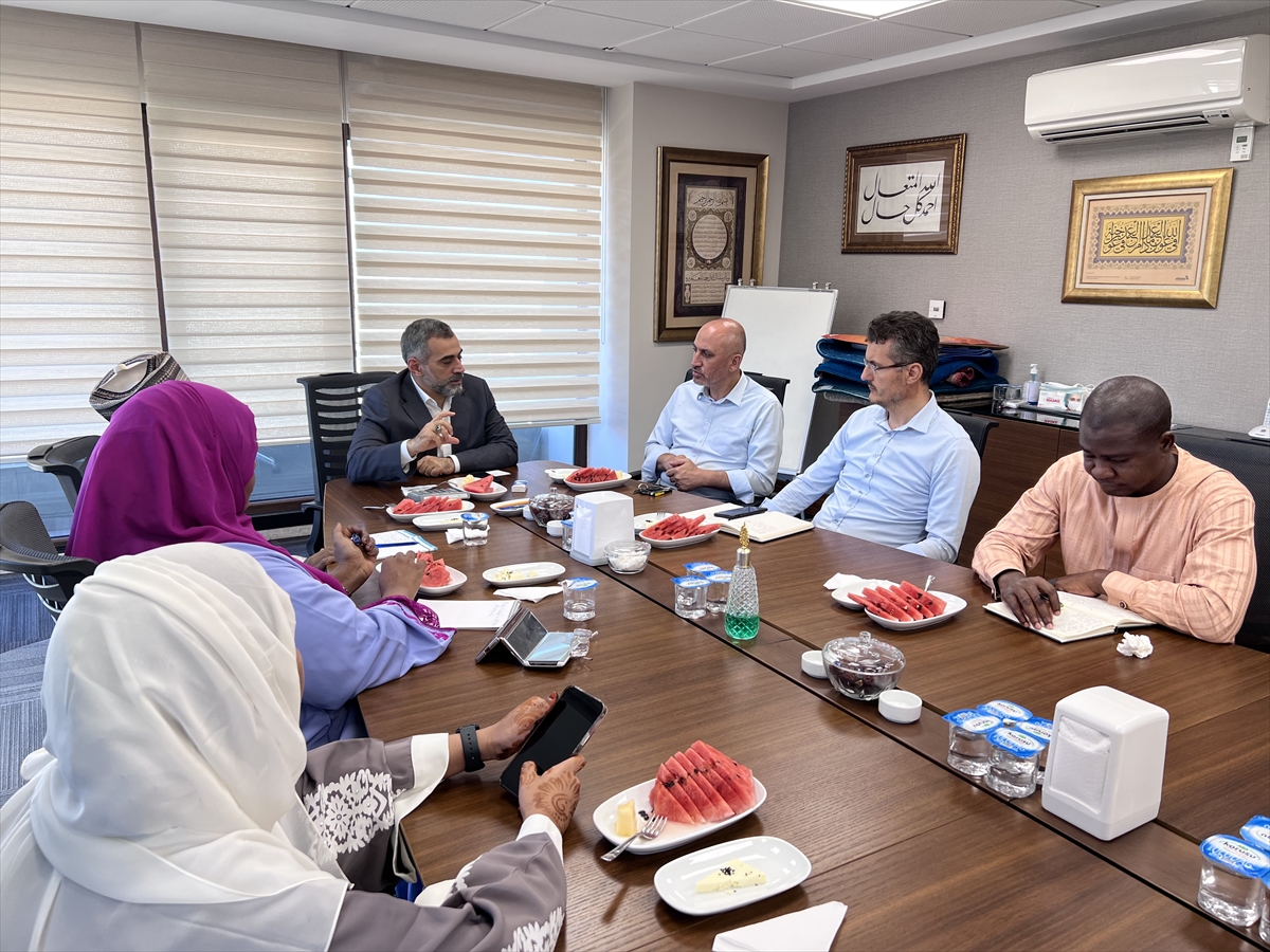 Eski Nijer Başbakanı Algabid'den Aziz Mahmut Hüdayi Vakfına ziyaret