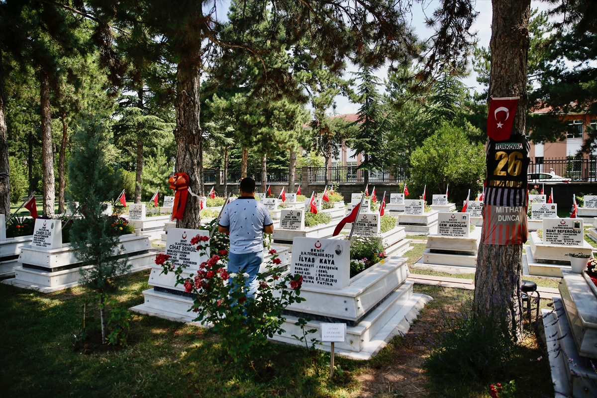 Bursa ve Eskişehir'de bayram arifesinde şehitlikler ziyaret edildi